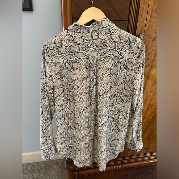 EQUIPMENT FEMME 100% Silk Slim Signature Snake-print Blouse M $295 - Picture 3 of 6